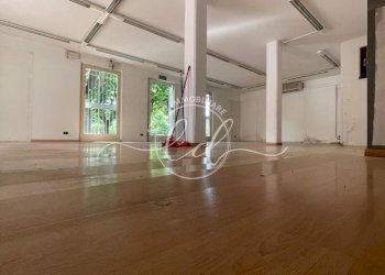 447d83bd-8508-4d00-861a-235f919af18d.jpeg - Locale Commerciale Camaiore - foto 3