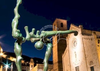 80829-Ginnasta--Anno_1965-cm_40x55-Fusione_in_bron - Villa a Schiera Pietrasanta - foto 3