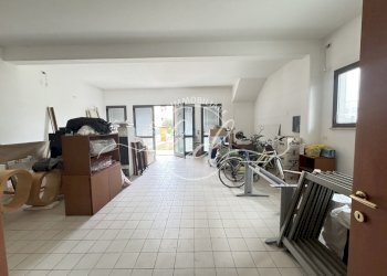 IMG_2345.JPG - Capannone Camaiore - foto 9