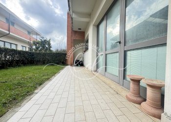 IMG_2361.JPG - Capannone Camaiore - foto 22