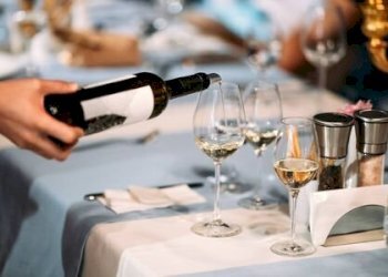 147712834-cameriere-versando-a-mano-il-vino-in-un- - Ristorante Piazza Caduti, 4, Sant'Angelo Lodigiano - foto 6