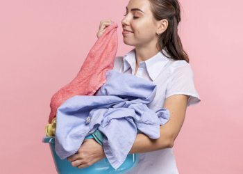 medium-shot-smiley-woman-smelling-clean-clothes.jp - Lavanderia - Tintoria Via Olgettina 44, Milano - foto 5