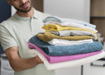 man-holding-pile-clean-clothes.jpg - Lavanderia - Tintoria Via Olgettina 44, Milano - foto 6