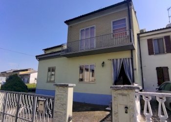 IMG_20250409_153254.jpg - Villa VIA GIOVANNI CADOLINI 48, Rivarolo del Re ed Uniti - foto 2