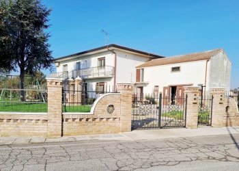 visione cancello esterno.jpg - Villa Papozze - foto 1