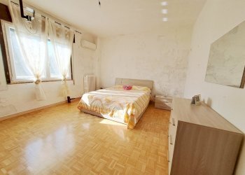 camera matrimoniale primo piano.jpg - Villa Papozze - foto 14