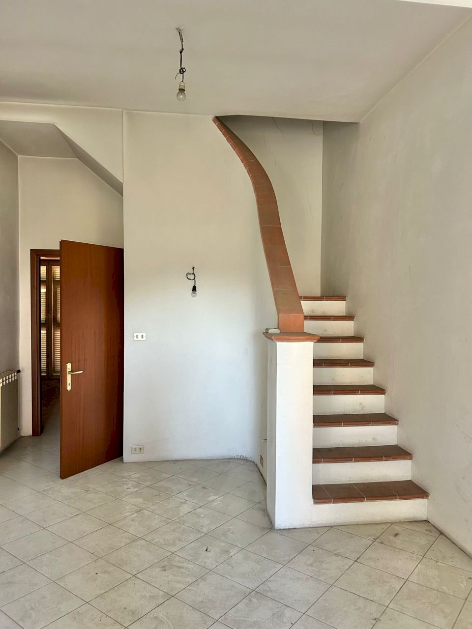 2dee00e8-0ba7-4cad-bae0-b7128fd55dc8.jpg - Locale Commerciale Sarzana - foto 2