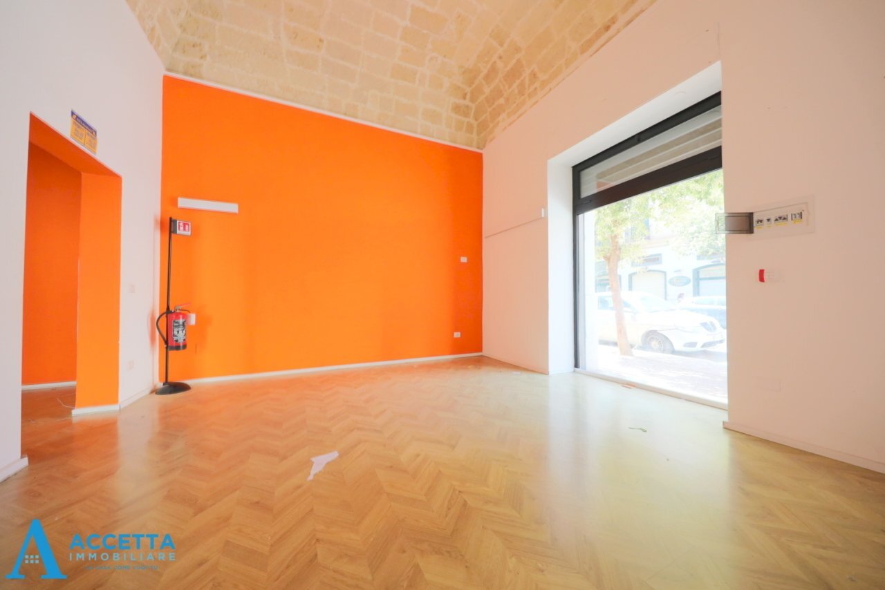 locale - Commercial Premises Via Oberdan 31, Taranto - photo 1