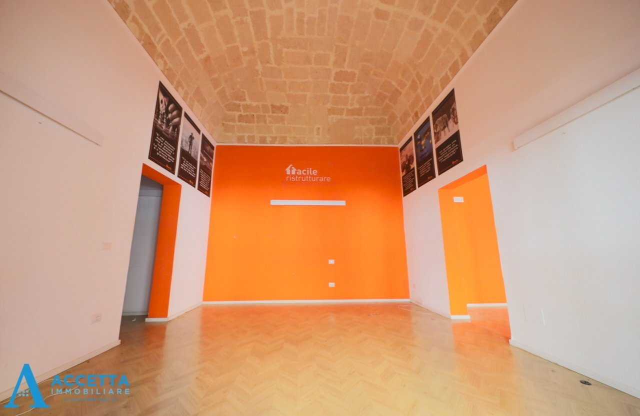 locale - Commercial Premises Via Oberdan 31, Taranto - photo 2