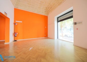 locale - Commercial Premises Via Oberdan 31, Taranto - photo 1
