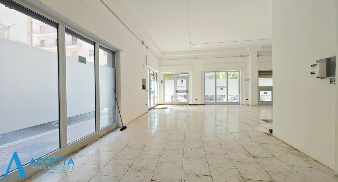 locale - Commercial Premises Via Dica di Genova 50, Taranto - photo 1