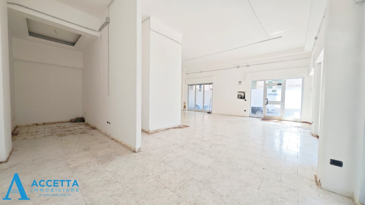 locale - Commercial Premises Via Dica di Genova 50, Taranto - photo 2