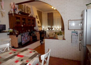 cucina e sala - Appartamento Strada Statale 35 dei Giovi 53, Mignanego - foto 15