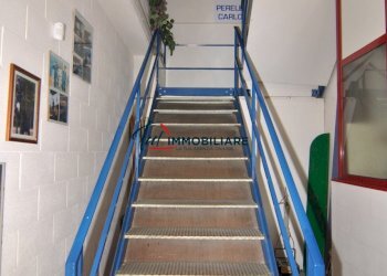 ACCESSO A 1? PIANO - Commercial Premises Via Aiaccia 64, Collesalvetti - photo 4