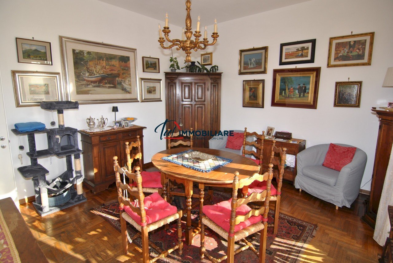 SALA DA PRANZO - Appartamento Viale Fabbricotti 3, Livorno - foto 1