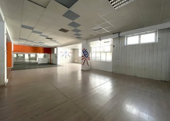 1.jpg - Locale Commerciale Piazza Giacomo Matteotti 8, Sarzana - foto 2