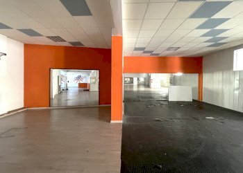 2.jpg - Locale Commerciale Piazza Giacomo Matteotti 8, Sarzana - foto 3