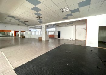 5.jpg - Locale Commerciale Piazza Giacomo Matteotti 8, Sarzana - foto 4