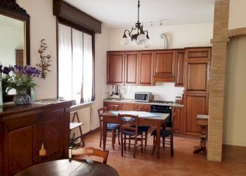 06_Sala e cucina.jpg - Trilocale Fornovo di Taro - foto 4