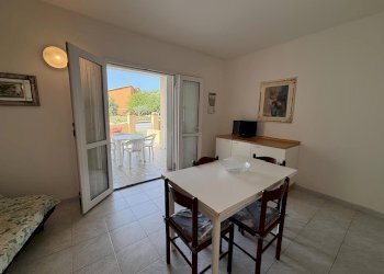 VISTA SOGGIORNO ESTERNO.jpg - Bilocale Via Lu Calteri 1, Trinità d'Agultu e Vignola - foto 14