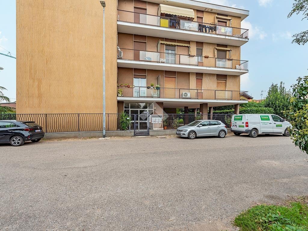 Three-room apartment Via della Pace, Lainate - photo 1