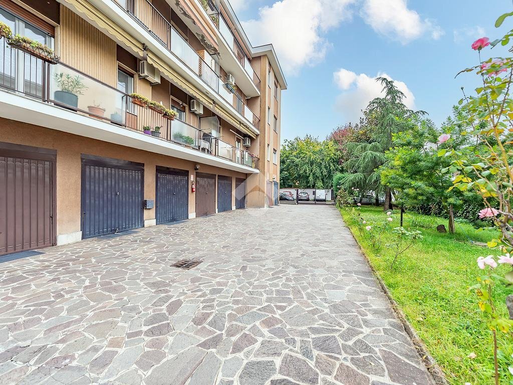 Three-room apartment Via della Pace, Lainate - photo 3