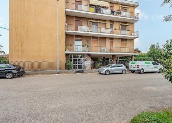 Three-room apartment Via della Pace, Lainate - photo 1