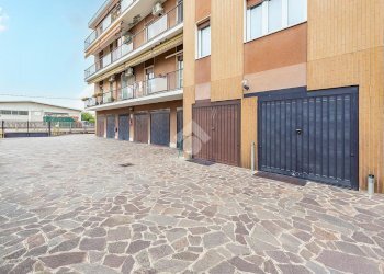 Three-room apartment Via della Pace, Lainate - photo 2