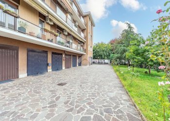 Three-room apartment Via della Pace, Lainate - photo 3