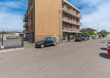 Three-room apartment Via della Pace, Lainate - photo 2