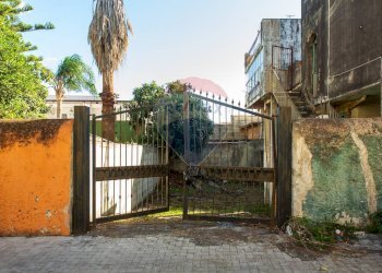 Ingresso carraio Via Vespri - Casa indipendente Via Vespri
 
32, Riposto - foto 4