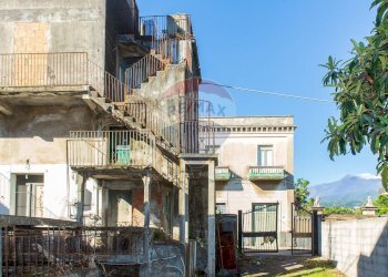 Cortile/giardino - Casa indipendente Via Vespri
 
32, Riposto - foto 9