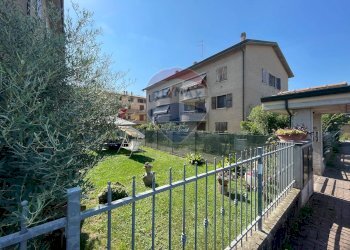 vista su giardino condominio - Bilocale VIA  GIANBATTISTI VICO
 
190, Reggio nell'Emilia - foto 19