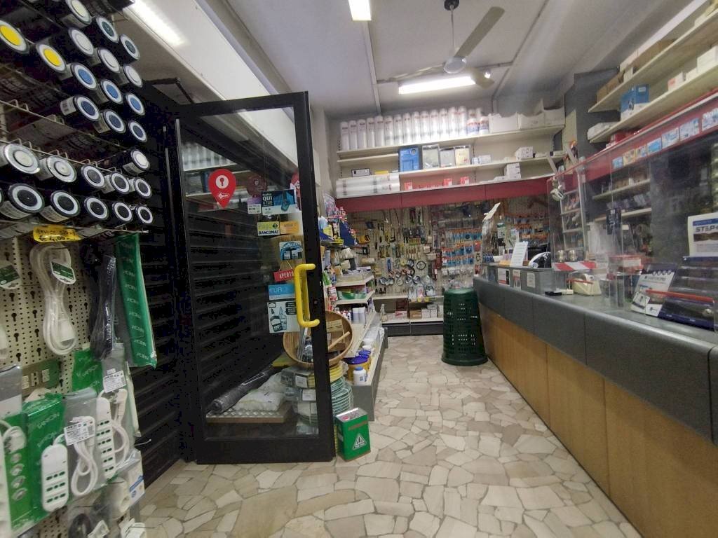 Interno non residenziale - Colorificio - Ferramenta - Elettricità via Achille Ratti, Rho - foto 3