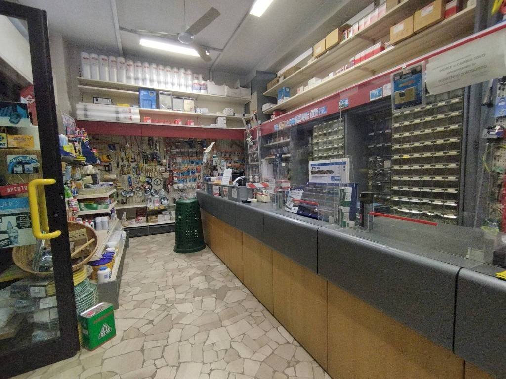 Interno non residenziale - Colorificio - Ferramenta - Elettricità via Achille Ratti, Rho - foto 1