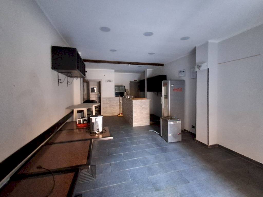 Interno non residenziale - Negozio via Faliero Vezzani, 38, Genova (zona Sampierdarena) - foto 2
