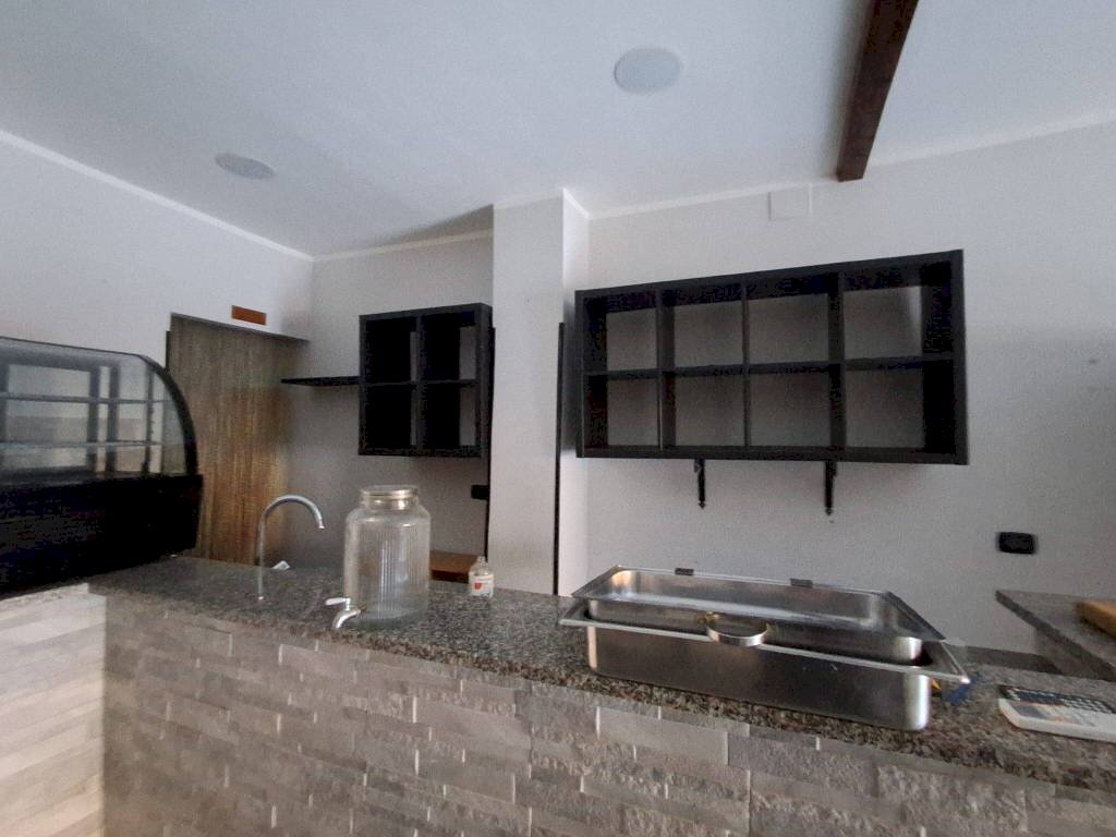 Ingresso - Negozio via Faliero Vezzani, 38, Genova (zona Sampierdarena) - foto 3