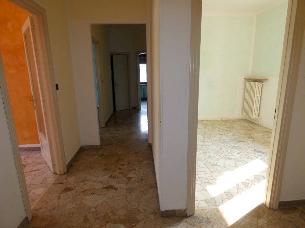 Disimpegno - Four-room apartment via Cuneo, Alba - photo 2