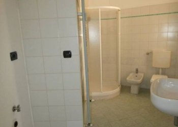 Bagno - Four-room apartment via Cuneo, Alba - photo 13