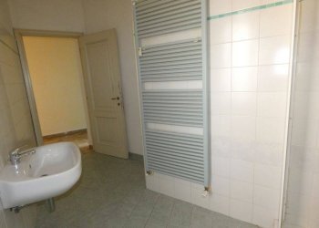 Bagno - Four-room apartment via Cuneo, Alba - photo 14