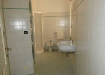 Bagno - Four-room apartment via Cuneo, Alba - photo 15
