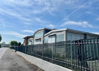 Capannone veduta da strada - Commercial Premises Erba - photo 5