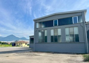 Esterno retro - Commercial Premises Erba - photo 6