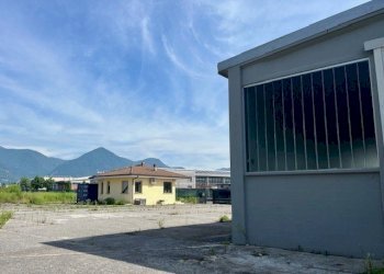 Esterno retro capannone - Commercial Premises Erba - photo 10