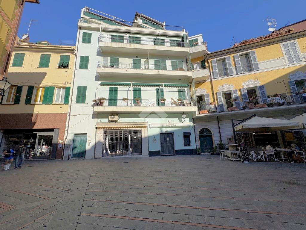 Shop Locale commerciale Piazza Massena, Loano - photo 1