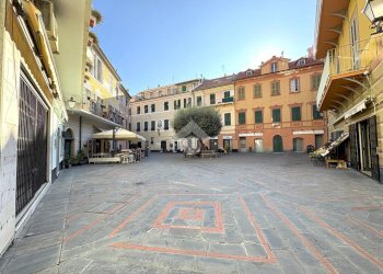 Shop Locale commerciale Piazza Massena, Loano - photo 2