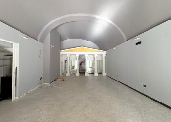 Shop Locale commerciale Piazza Massena, Loano - photo 9