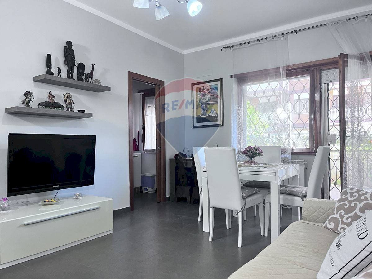 Sala da pranzo - Trilocale via  Sebastopoli
 
15, Pomezia - foto 3