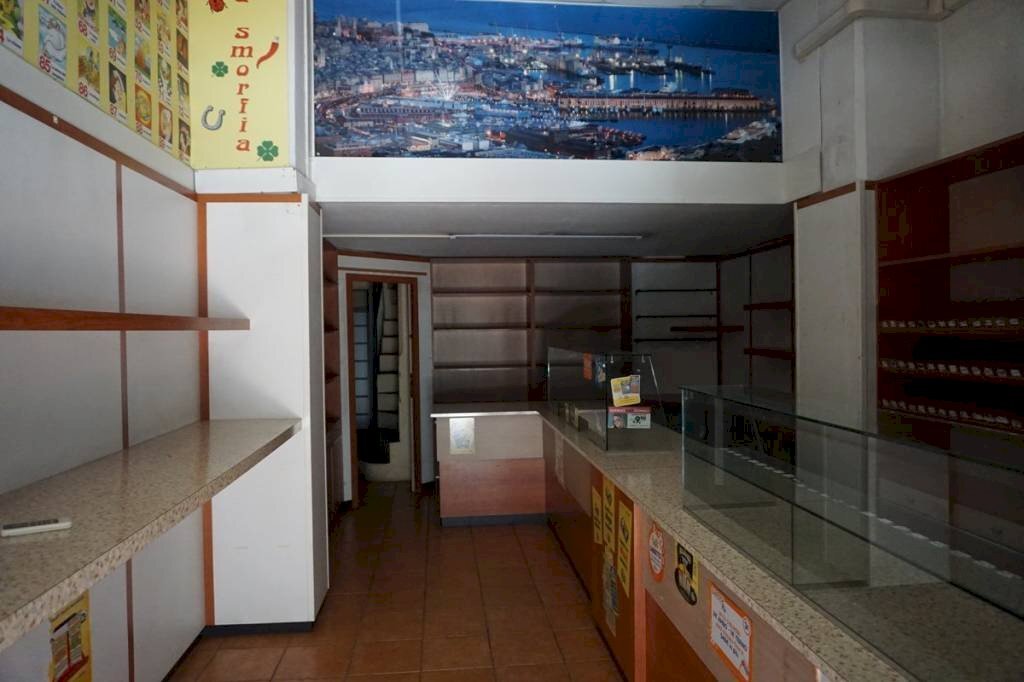 Interno non residenziale - Negozio via San Bartolomeo del Fossato, 4r, Genova (zona Sampierdarena) - foto 2