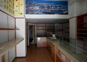 Interno non residenziale - Negozio via San Bartolomeo del Fossato, 4r, Genova (zona Sampierdarena) - foto 2